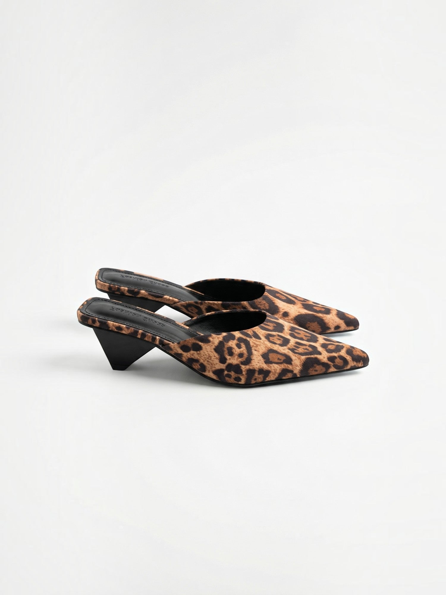 Solenne Mules mit spitzer Kappe und Kitten Heel