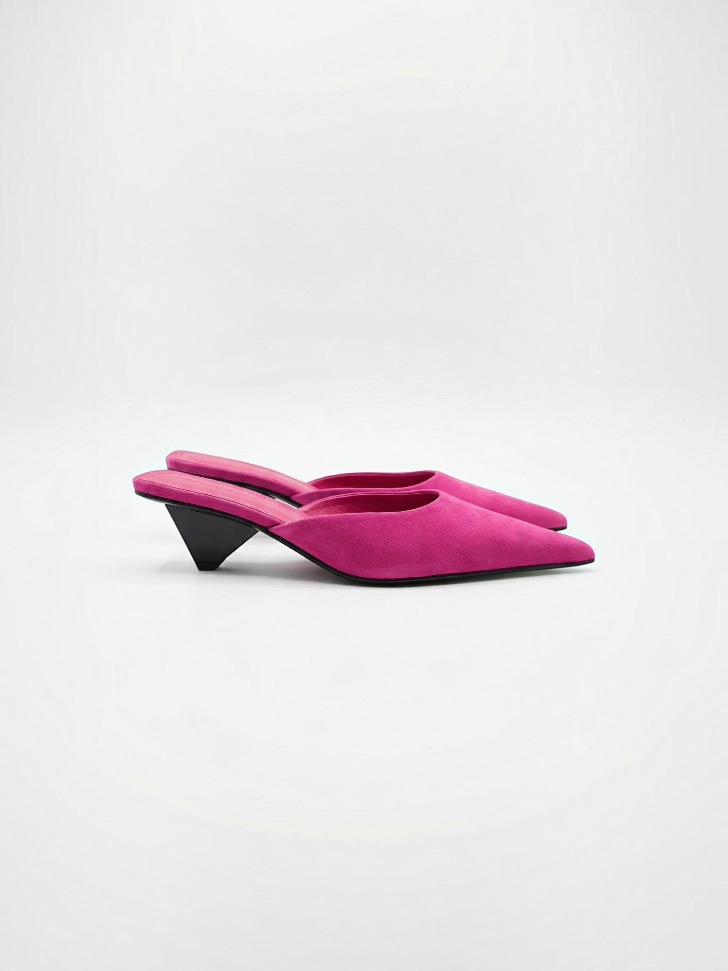Solenne Mules mit spitzer Kappe und Kitten Heel