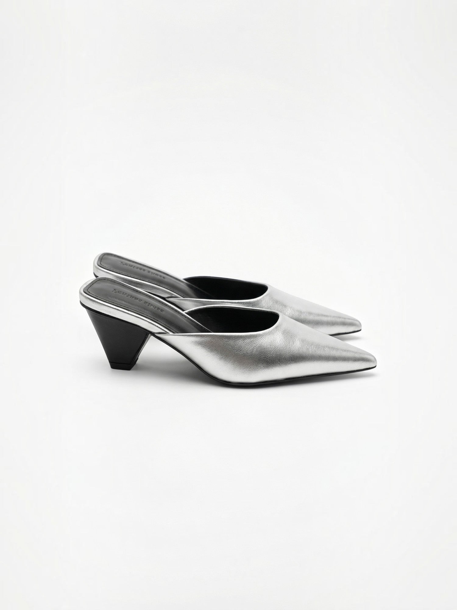 Solenne Mules mit spitzer Kappe und Kitten Heel