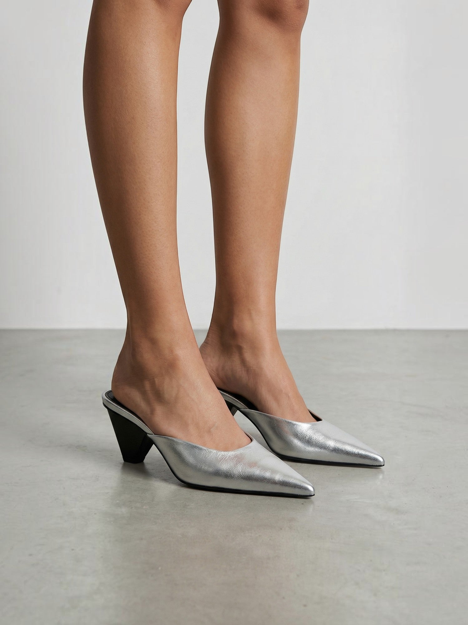 Solenne Mules mit spitzer Kappe und Kitten Heel