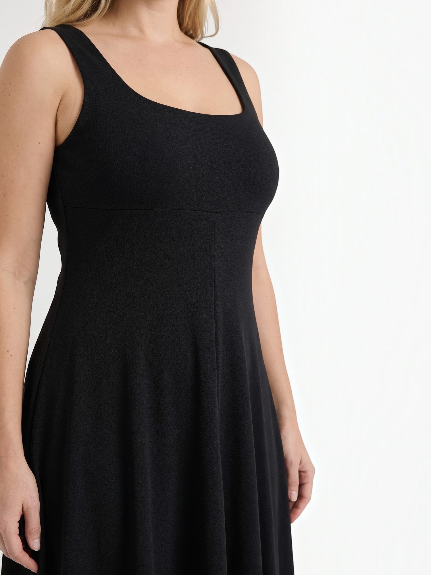 Florina Midikleid mit Karree-Ausschnitt