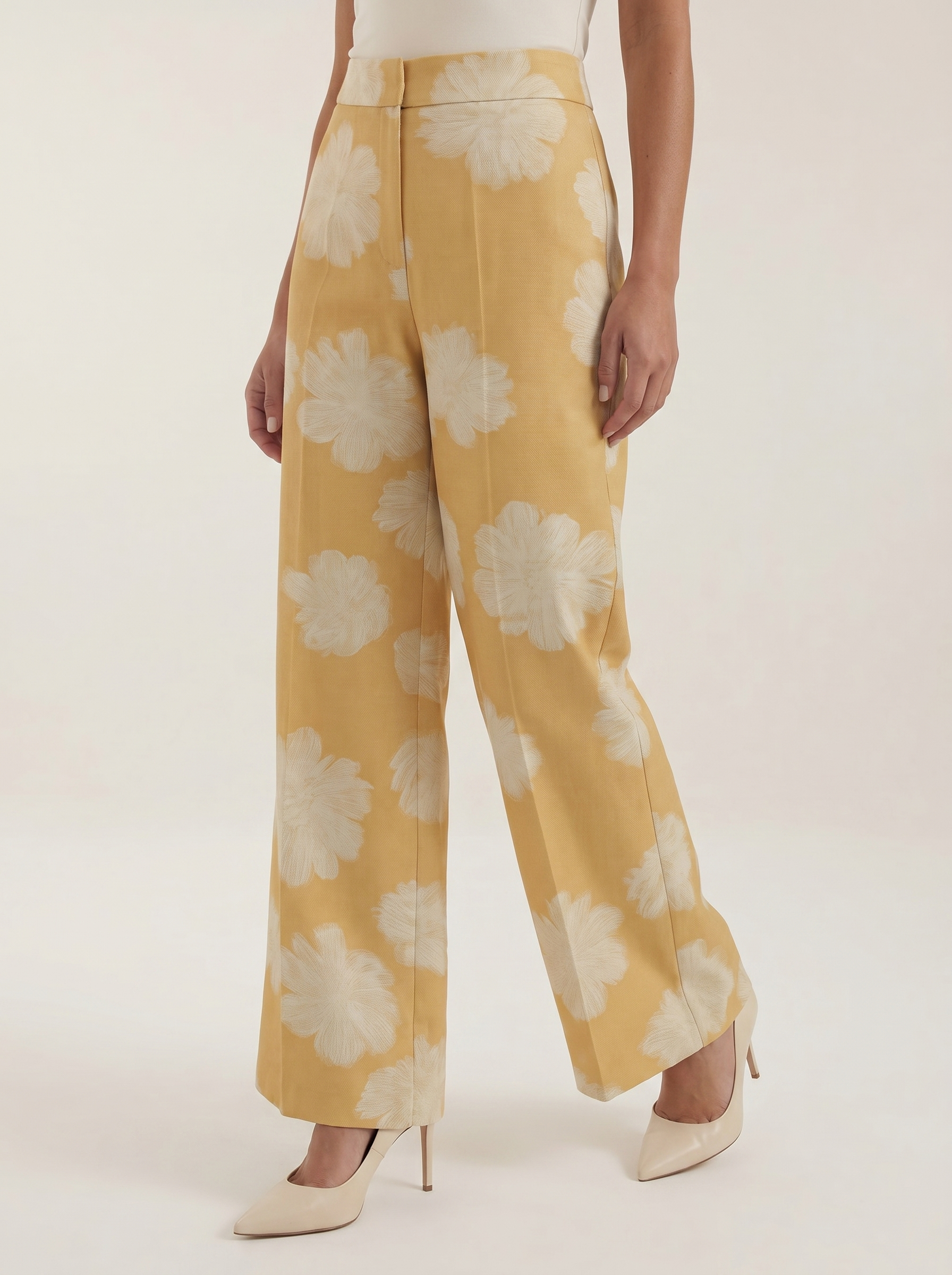 Susan Hose mit Blumenmuster
