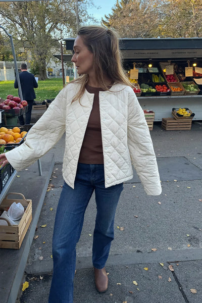 Kundin Cassie trägt Rosa Mae