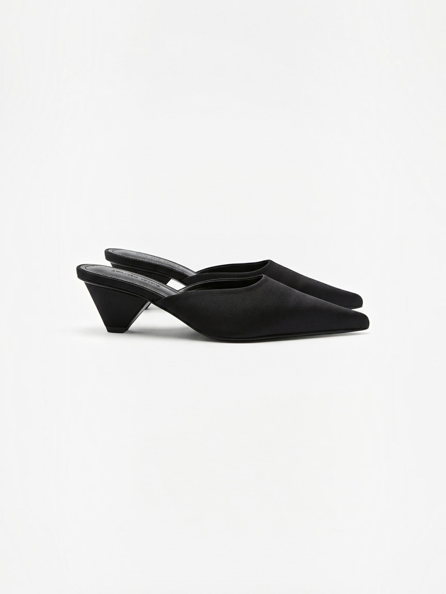 Solenne Mules mit spitzer Kappe und Kitten Heel