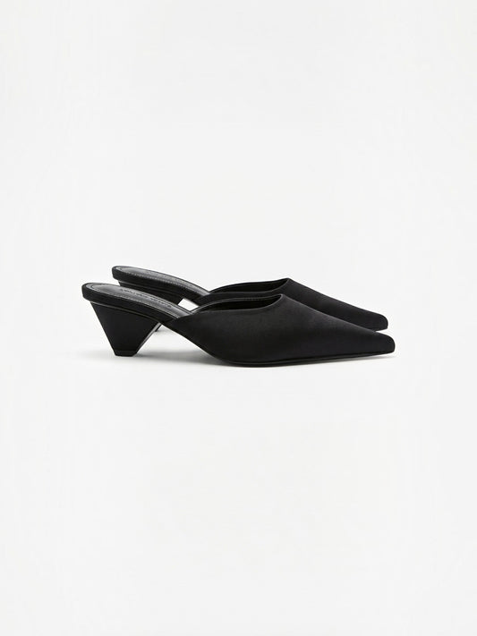 Solenne Mules mit spitzer Kappe und Kitten Heel