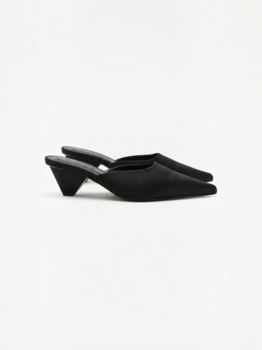 Solenne Mules mit spitzer Kappe und Kitten Heel