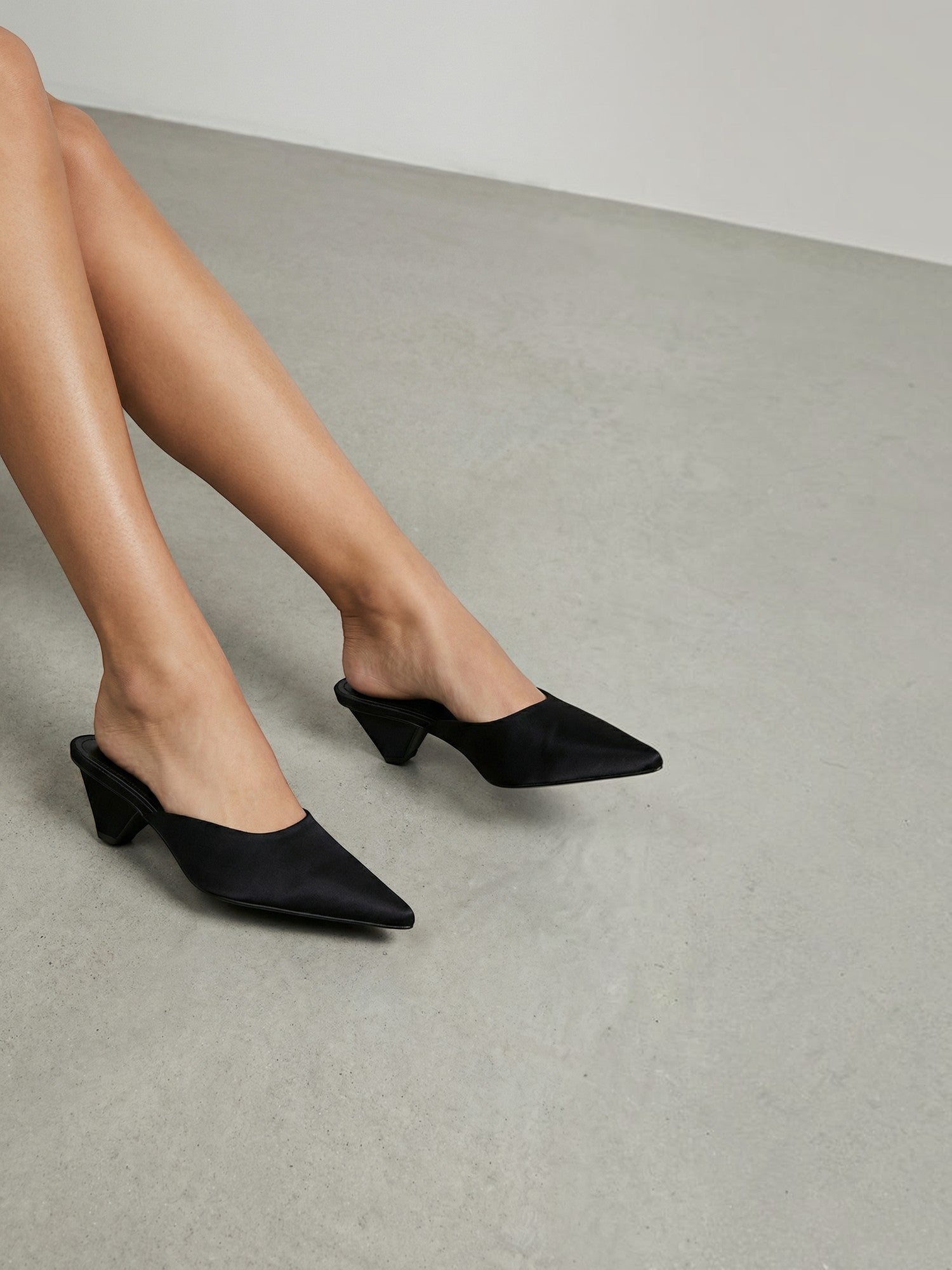 Solenne Mules mit spitzer Kappe und Kitten Heel