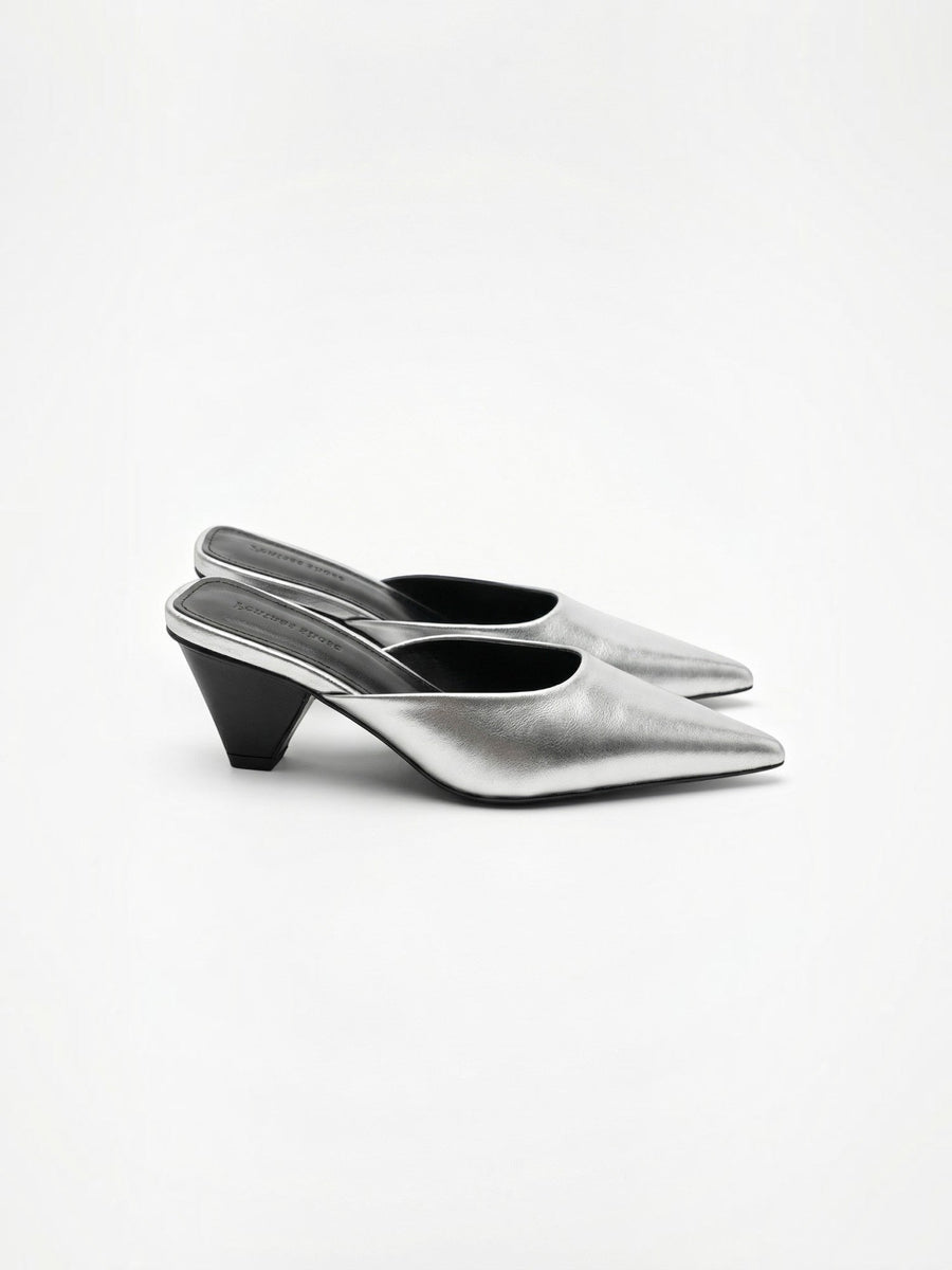 Solenne Mules mit spitzer Kappe und Kitten Heel