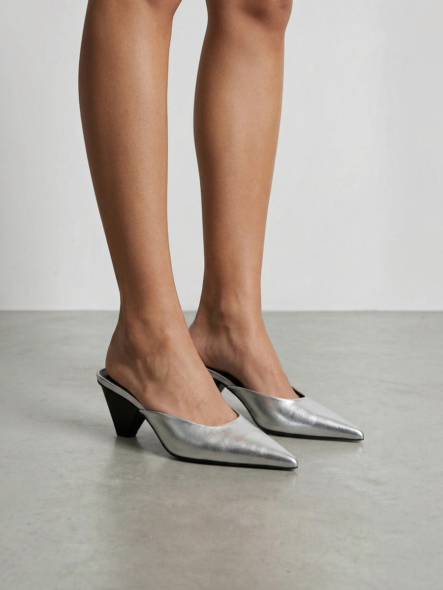 Solenne Mules mit spitzer Kappe und Kitten Heel