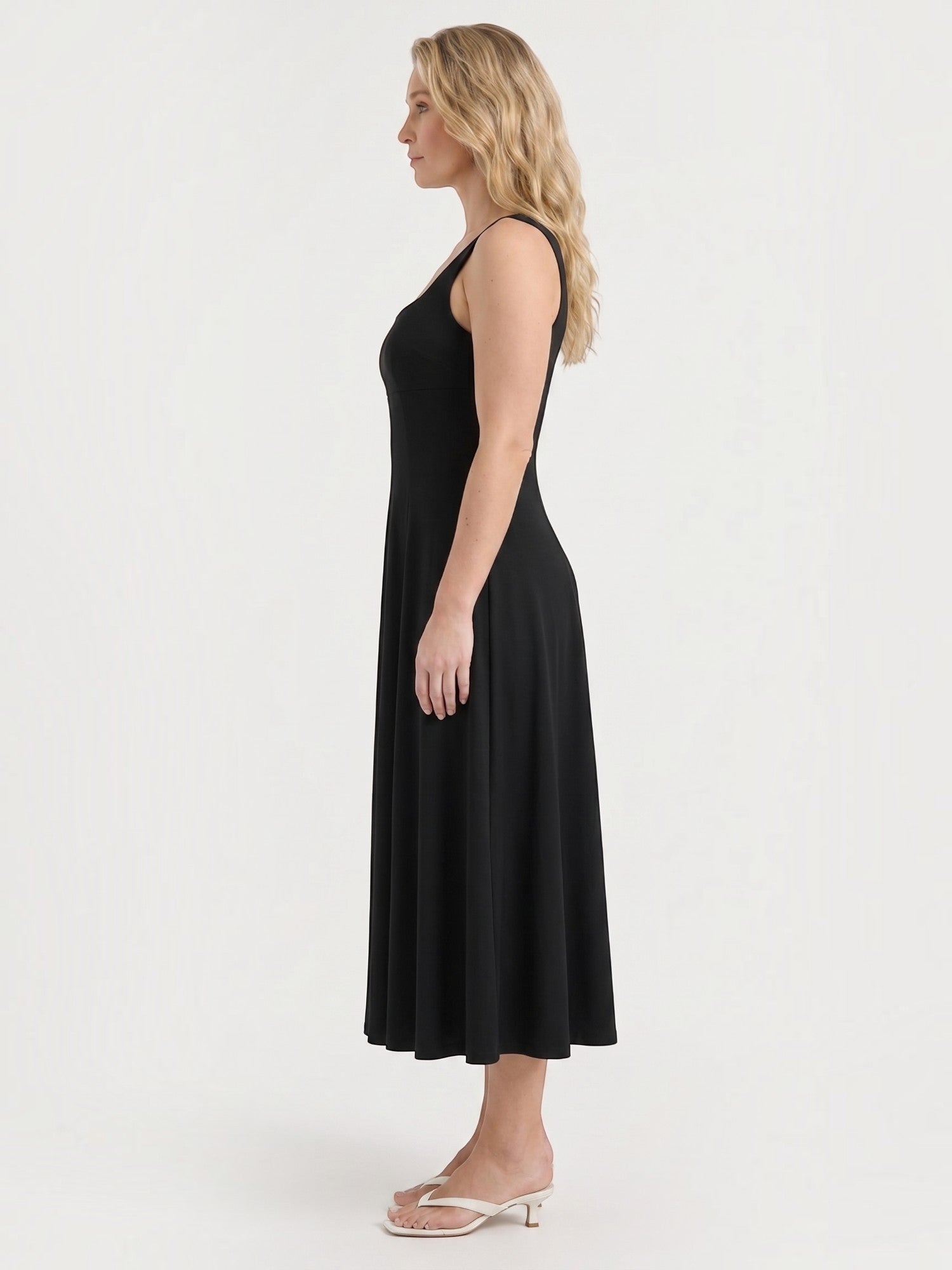 Florina Midikleid mit Karree-Ausschnitt