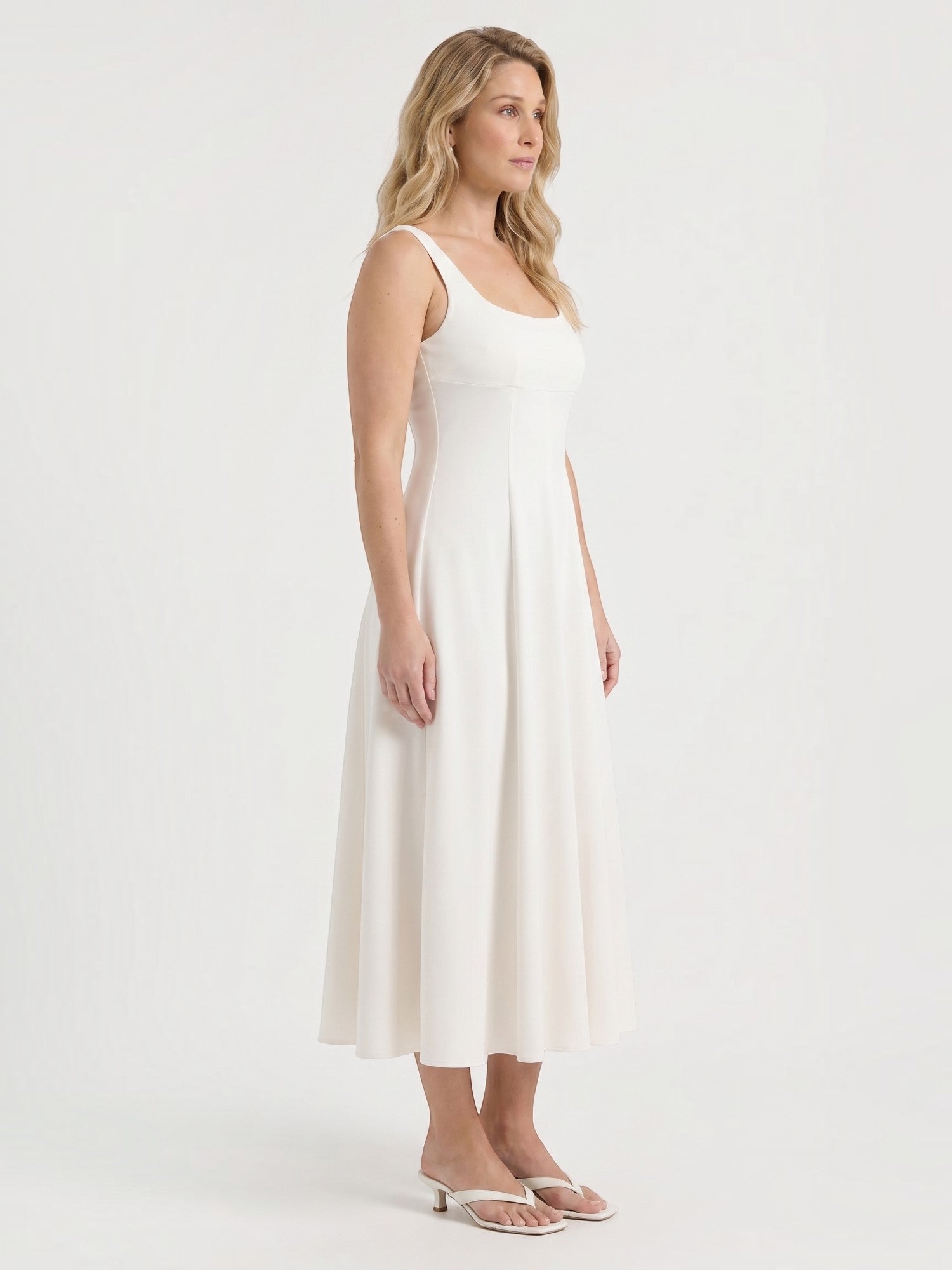 Florina Midikleid mit Karree-Ausschnitt