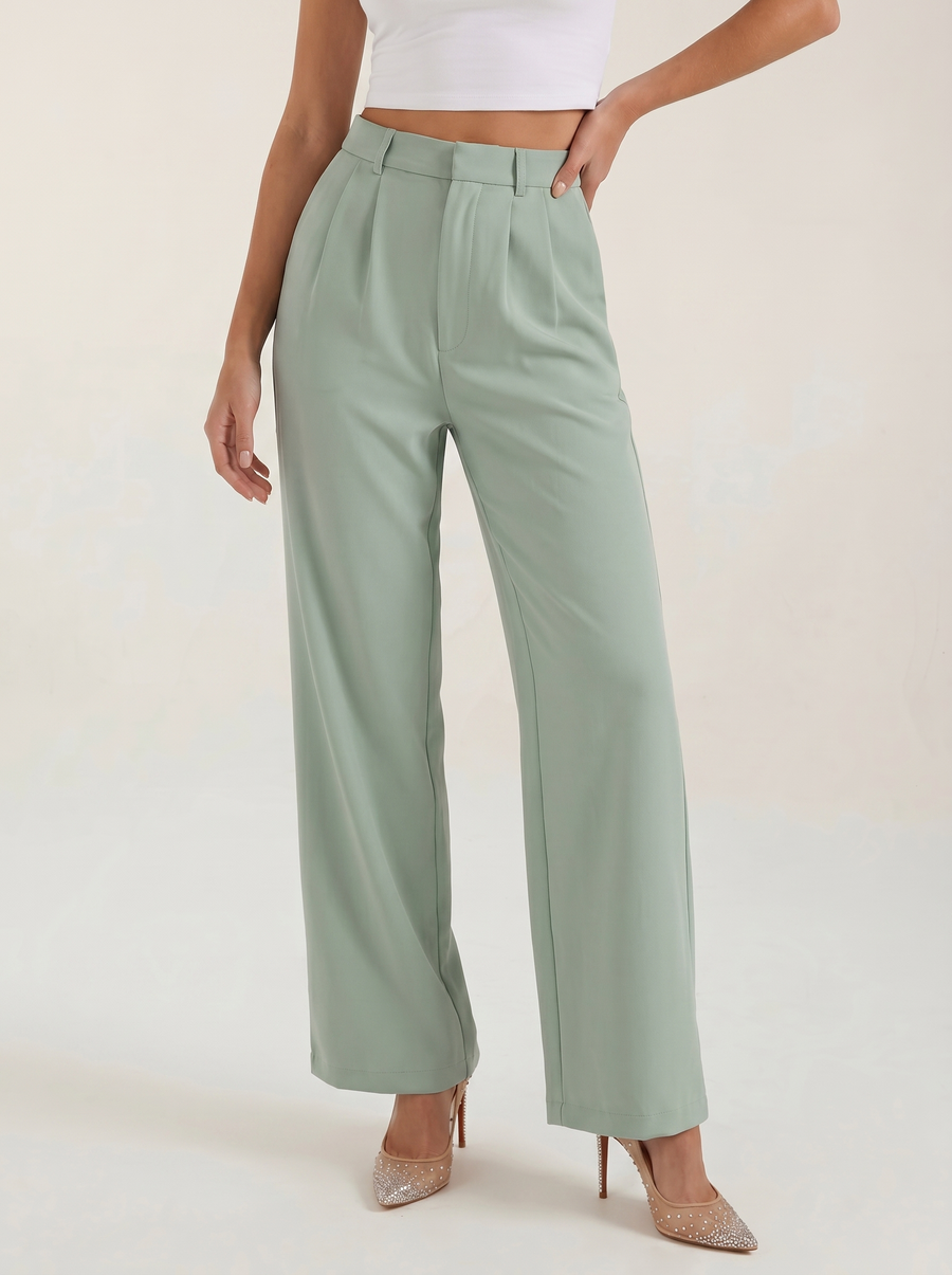Emma Hose mit weitem Bein