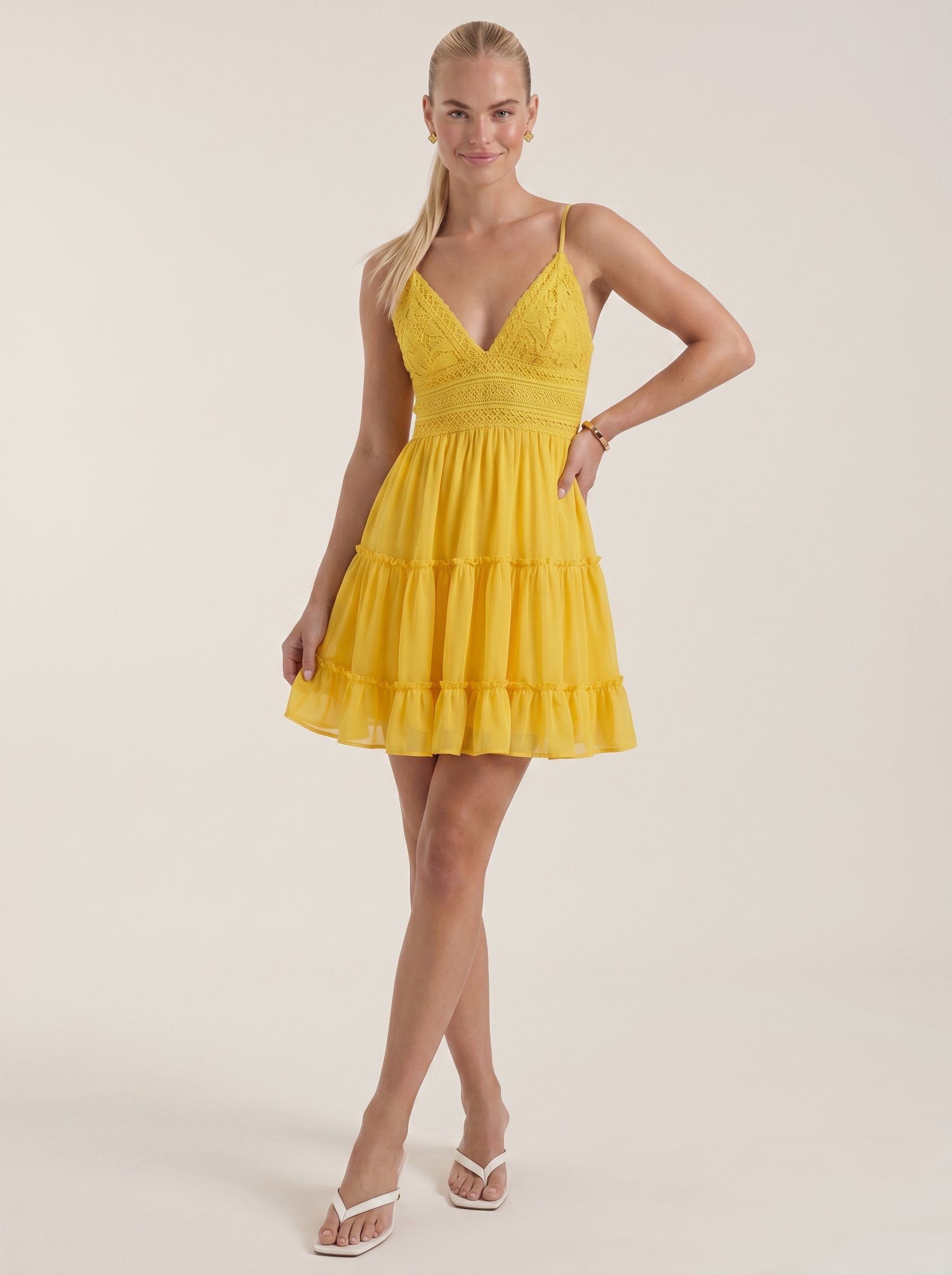 Christy Mini-Sommerkleid mit Spitze und Stufenrock