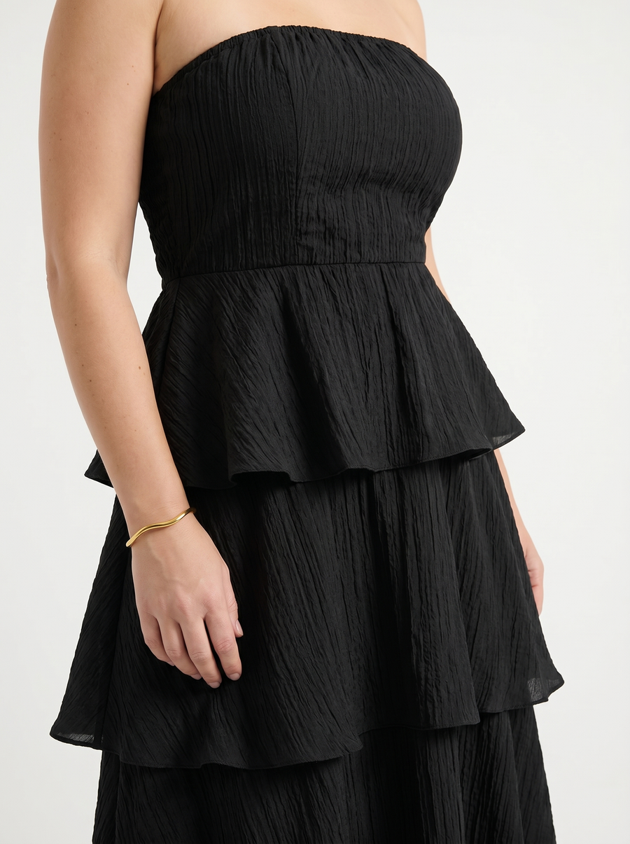 Una Bandeau-Maxikleid mit Stufenrock
