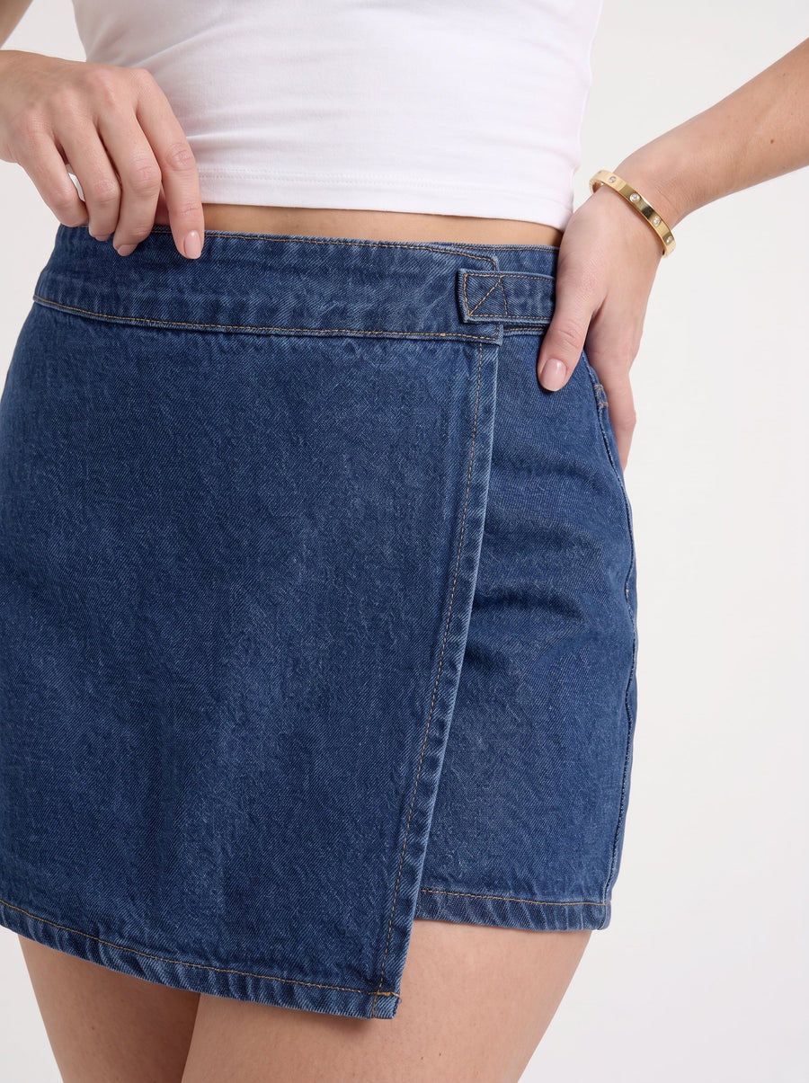 Rosa Jeans-Minirock mit Wickeloptik