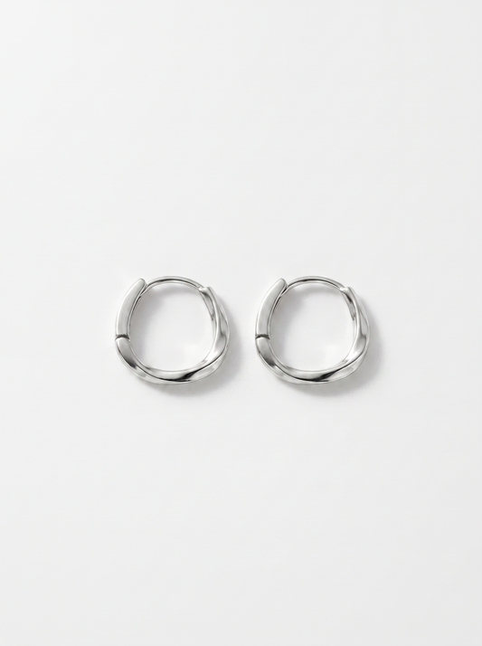 Floriane Huggie-Creolen mit Wellenform