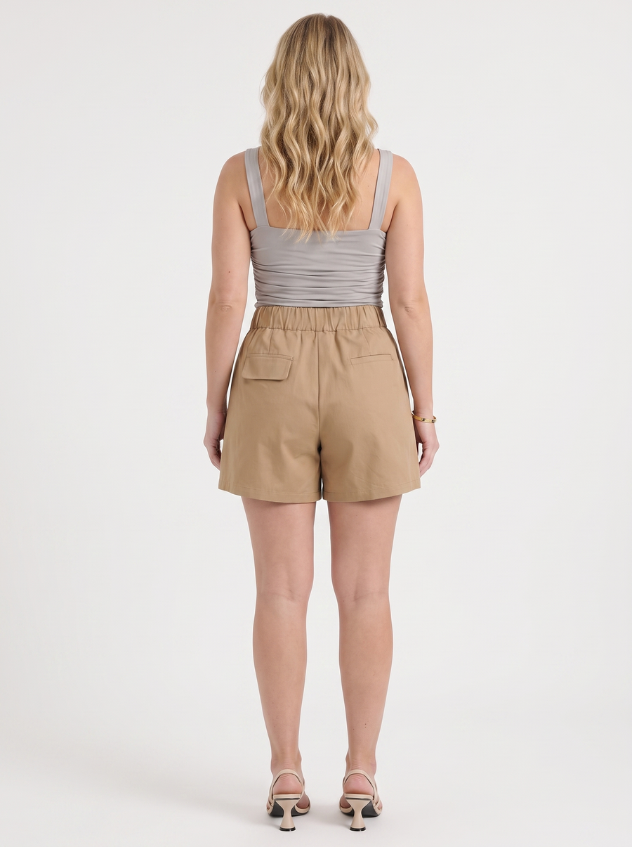 Carla Shorts mit Doppelknopfdetail
