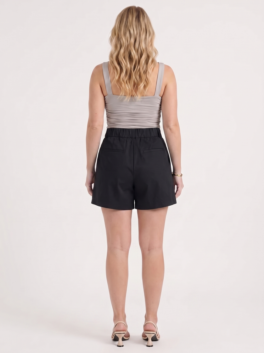 Carla Shorts mit Doppelknopfdetail