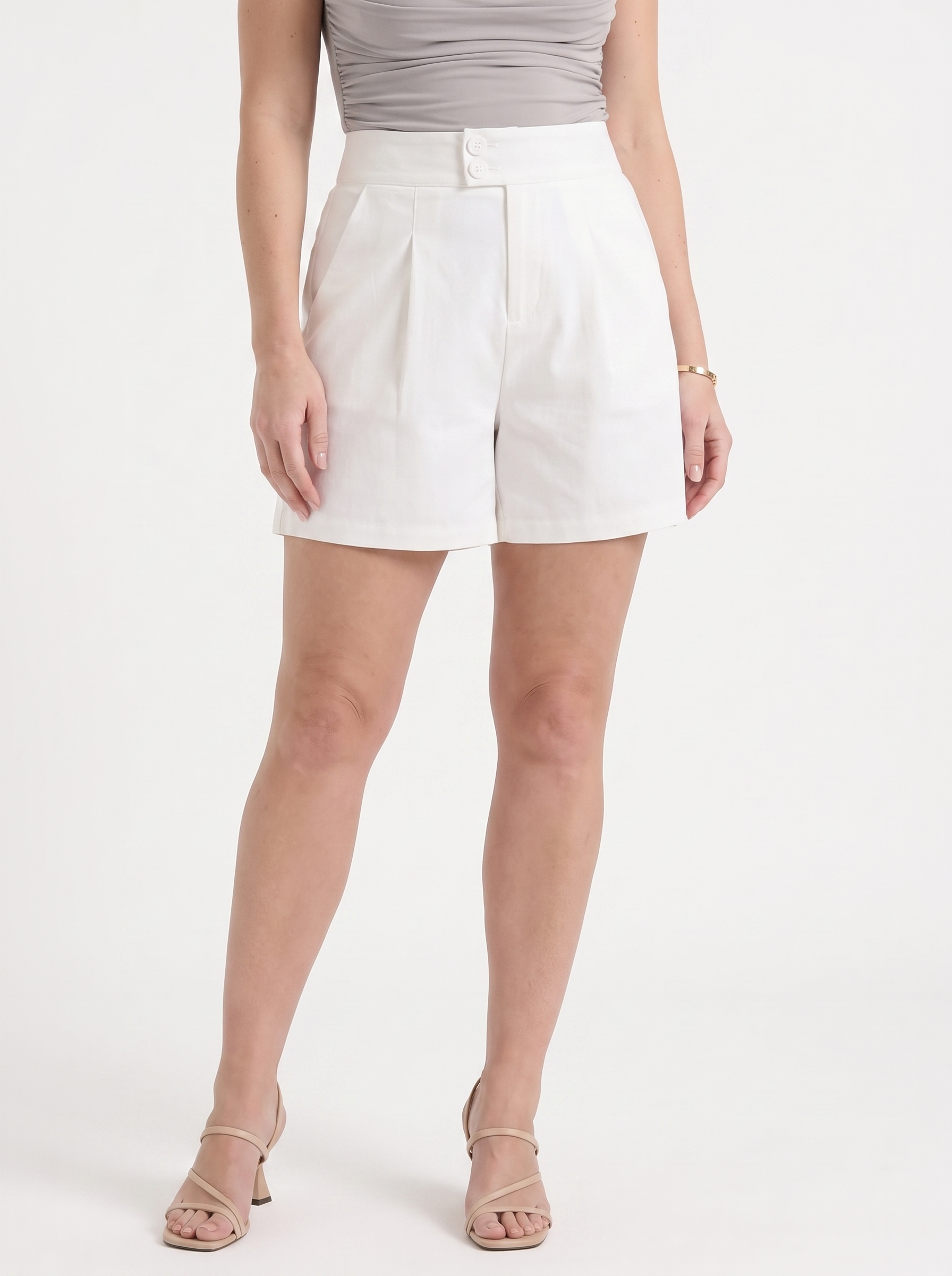Carla Shorts mit Doppelknopfdetail