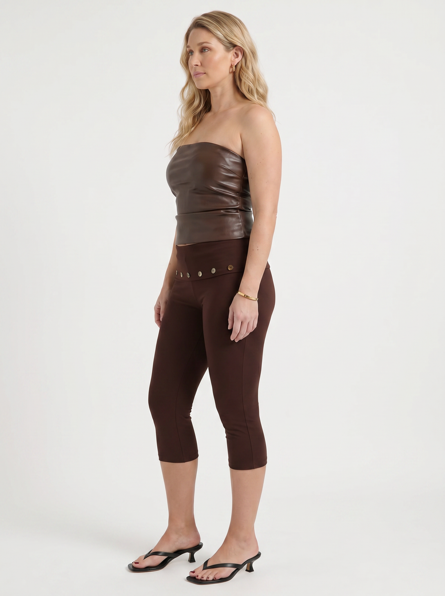 Chrissy Caprihose mit Knopfdetail
