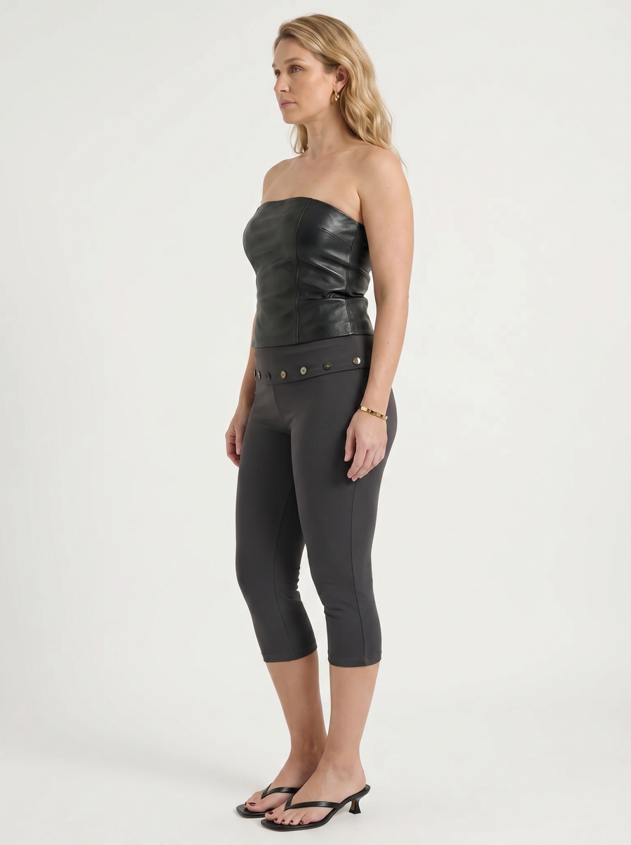 Chrissy Caprihose mit Knopfdetail