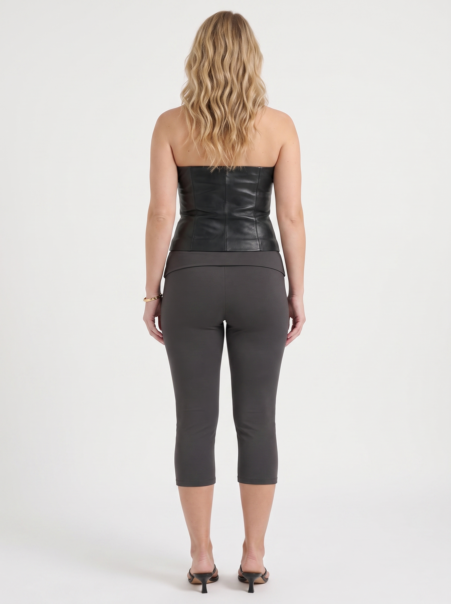 Chrissy Caprihose mit Knopfdetail