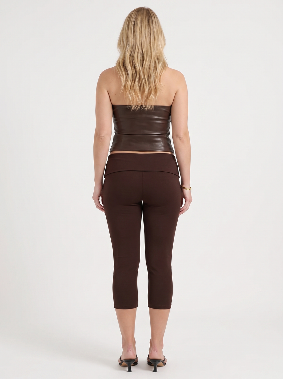 Chrissy Caprihose mit Knopfdetail