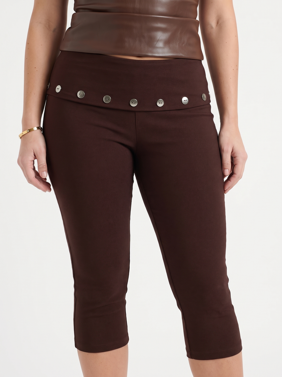 Chrissy Caprihose mit Knopfdetail