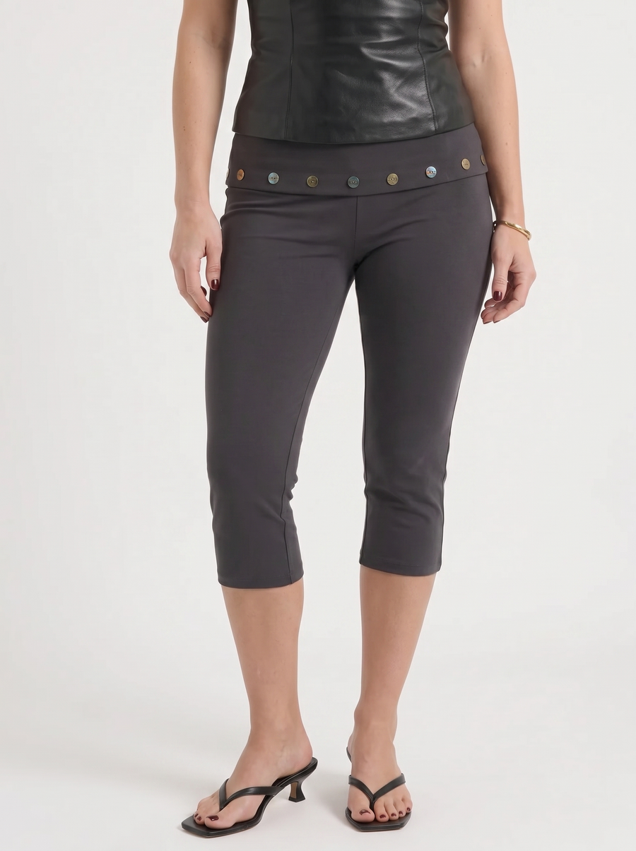 Chrissy Caprihose mit Knopfdetail