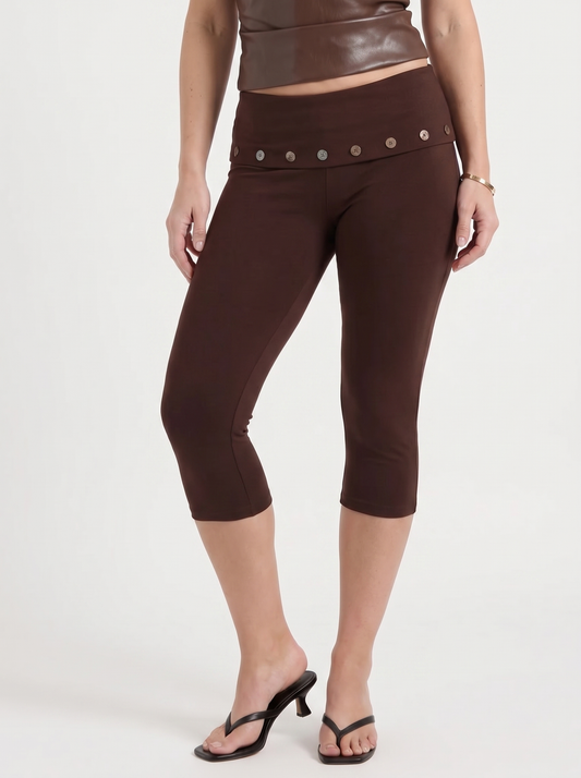 Chrissy Caprihose mit Knopfdetail