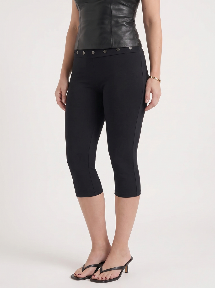 Chrissy Caprihose mit Knopfdetail