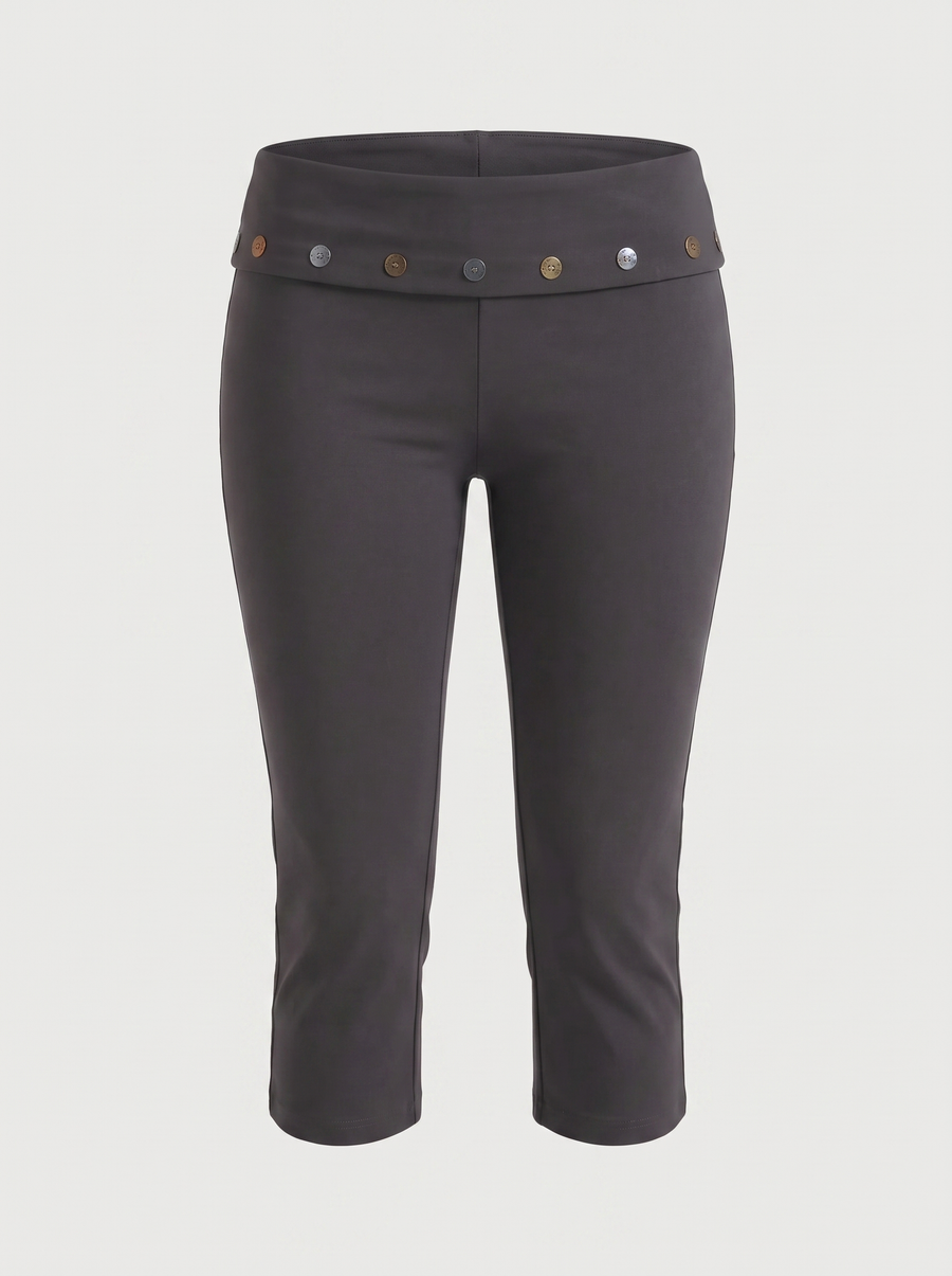 Chrissy Caprihose mit Knopfdetail