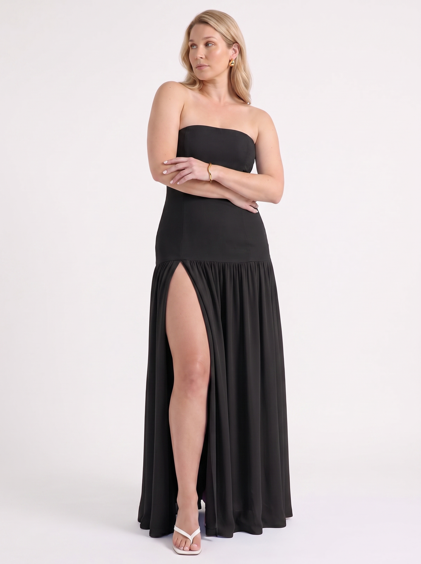 Skye Schulterfreies Maxikleid mit Beinschlitz