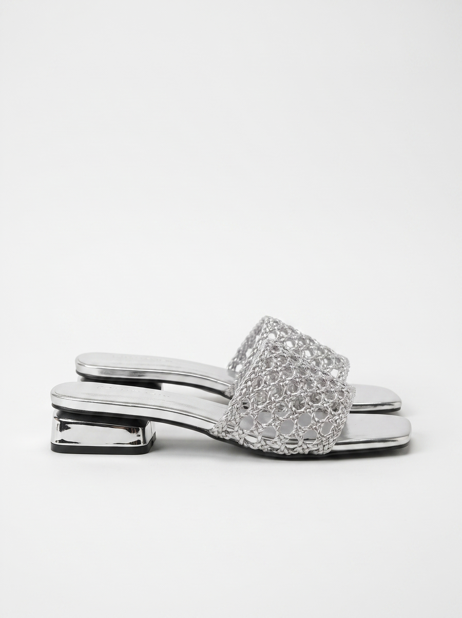 Summer Mules mit geflochtenem Riemen