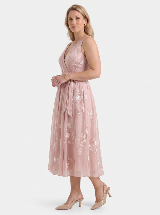 Cassie Midikleid in Wickeloptik mit floralem Muster