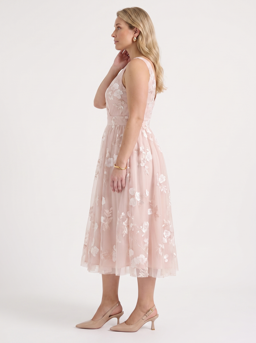 Cassie Midikleid in Wickeloptik mit floralem Muster
