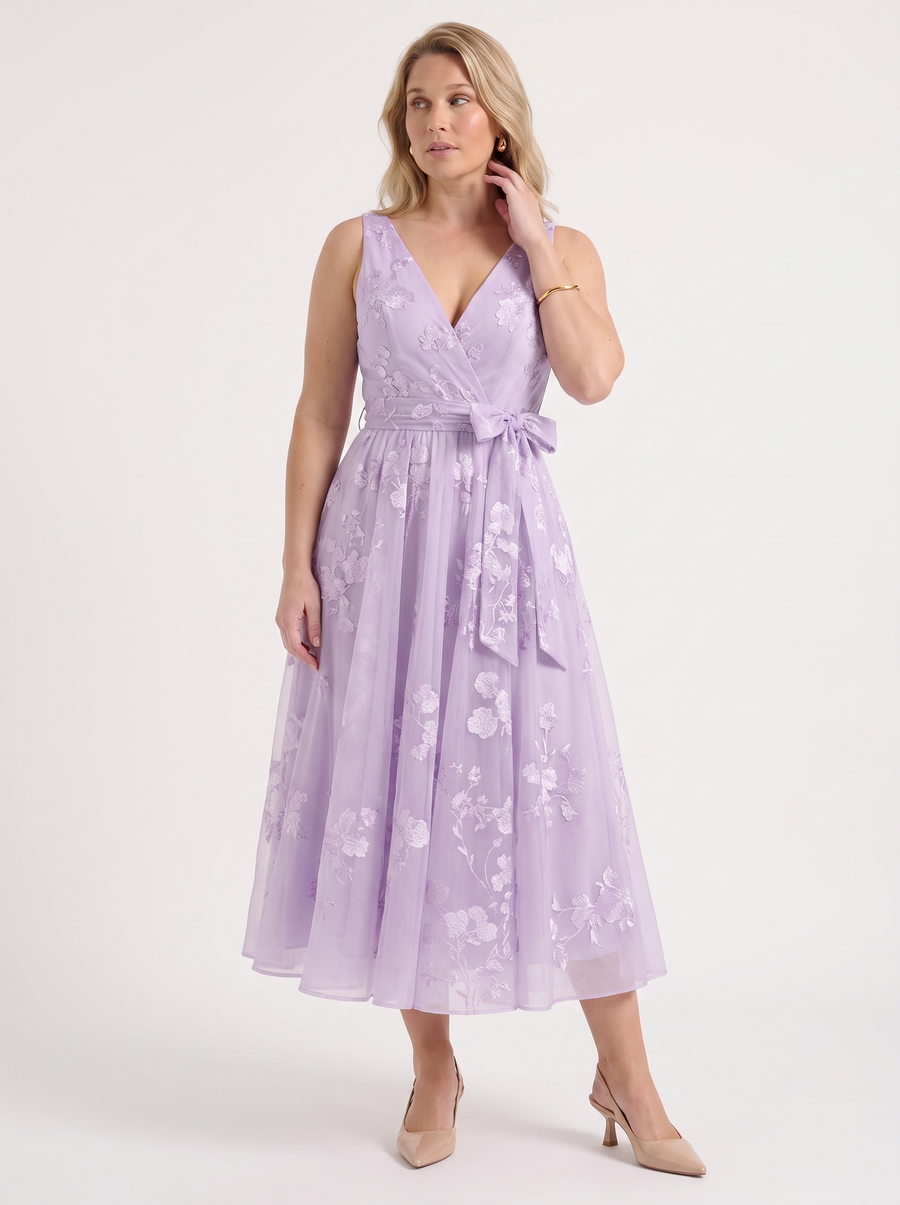 Cassie Midikleid in Wickeloptik mit floralem Muster