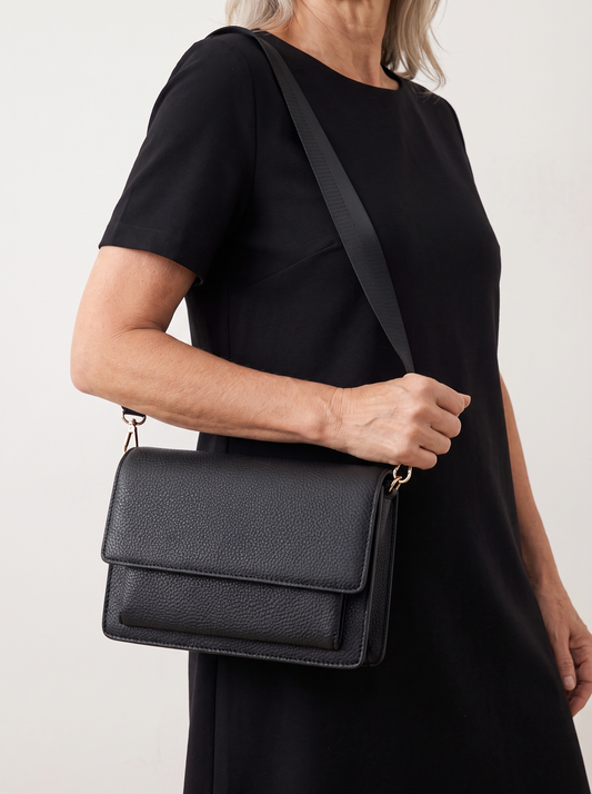 Handtasche aus Kunstleder – Schwarz, an der Schulter getragen