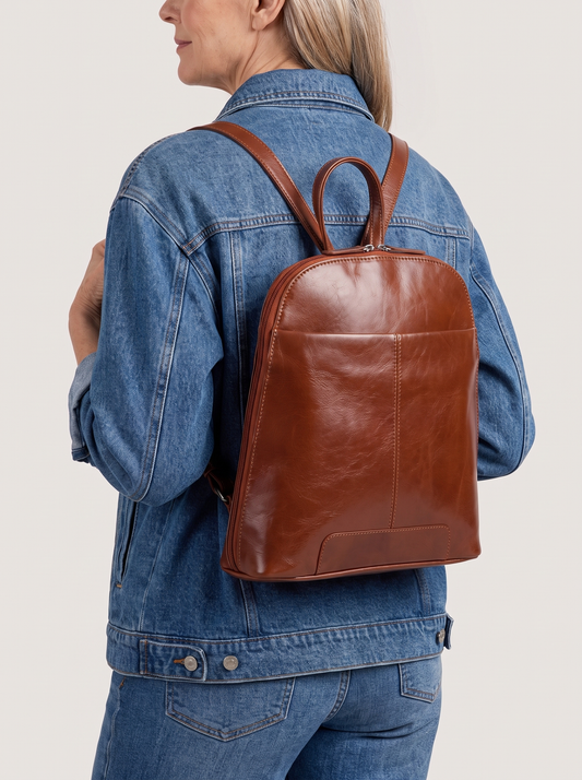 Rucksack aus Leder – Braun, getragen auf dem Rücken