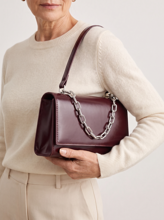 Elegante Handtasche aus Leder – Bordeaux, an der Schulter getragen