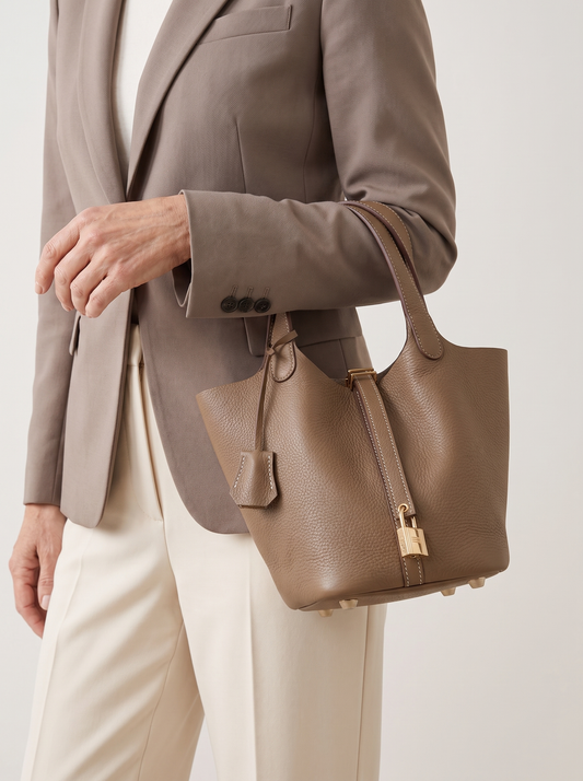 Kate Lock Bucket Bag - über der Schulter getragen