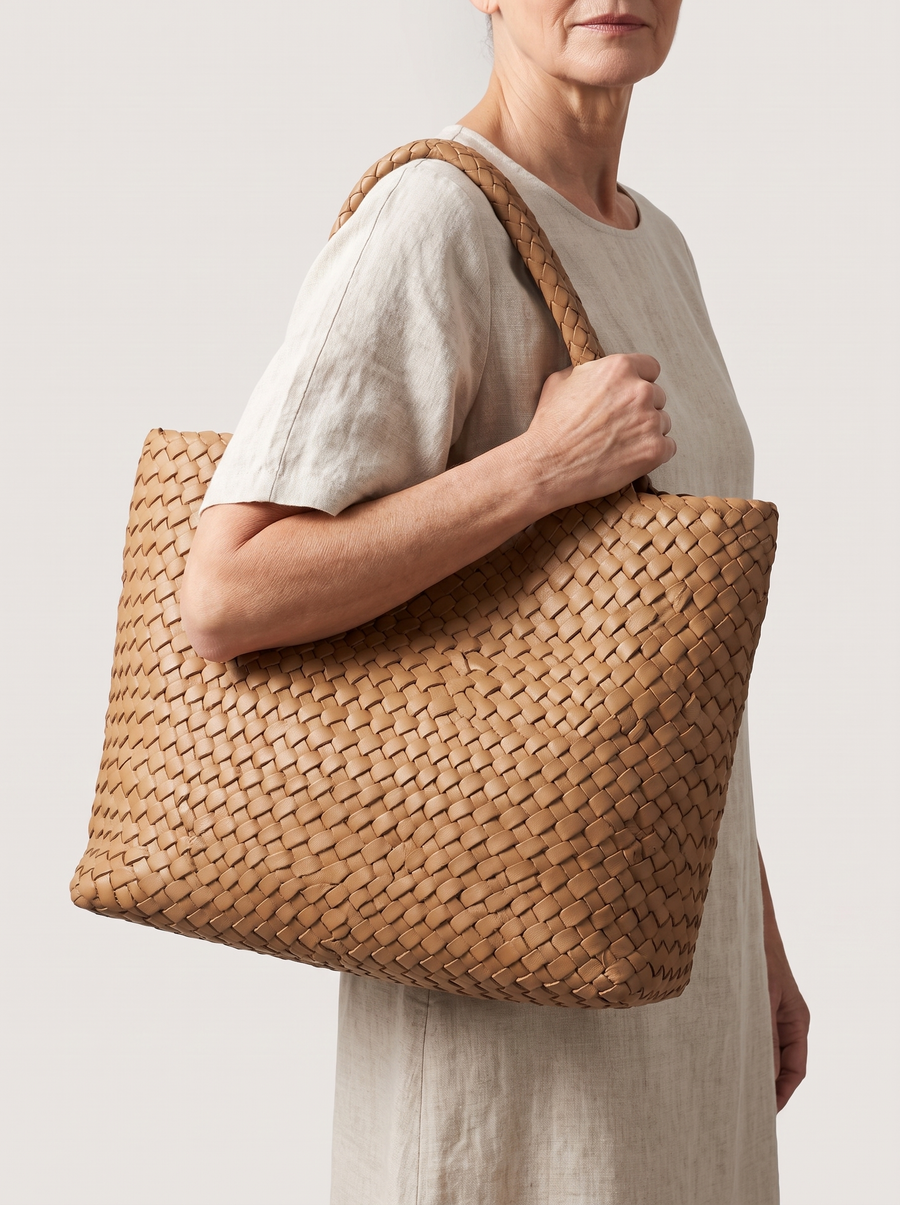 Lana Geflochtene Shopper-Tasche Apricot getragen