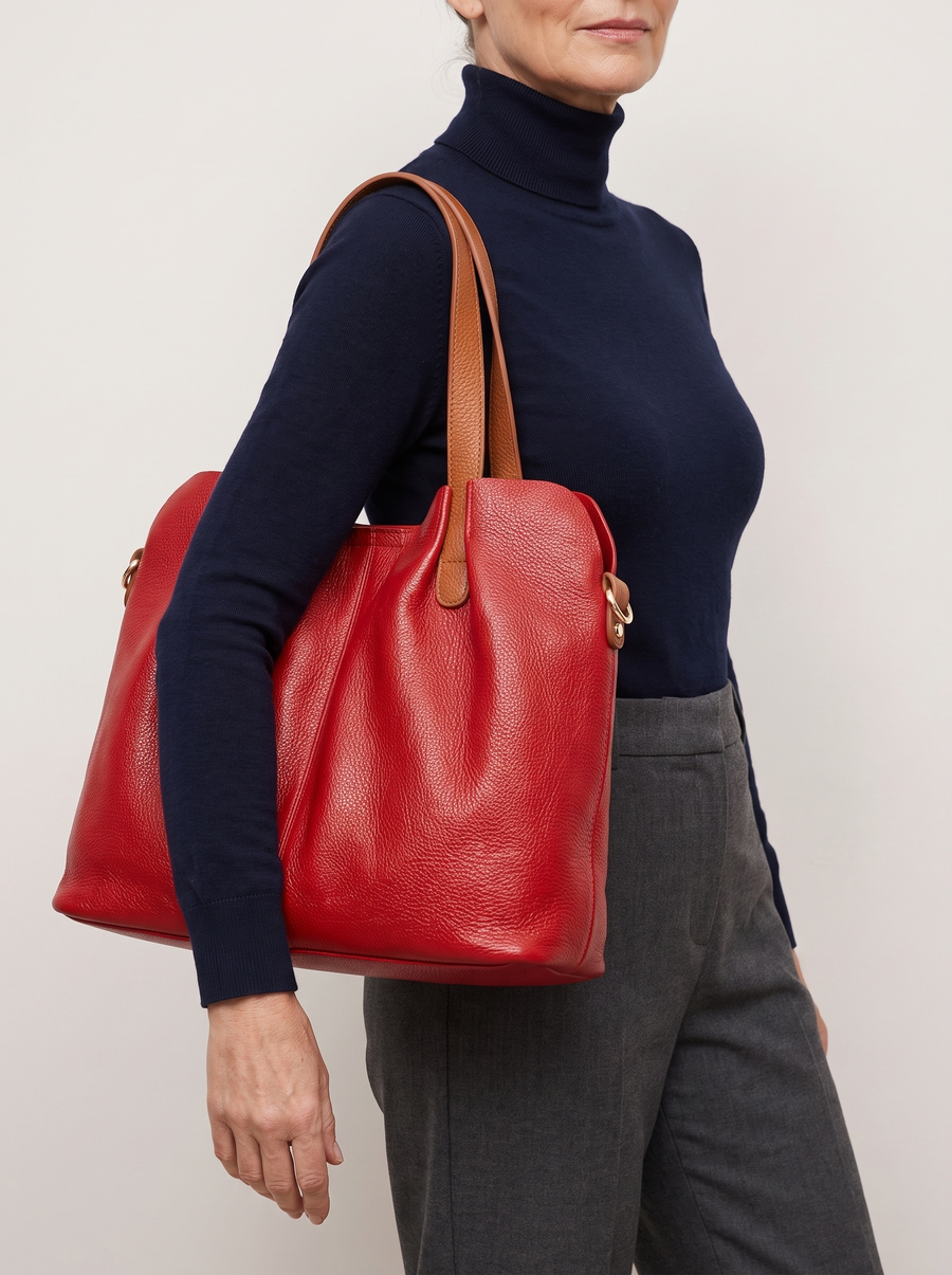 Alana Ledertasche mit Litchi-Prägung Rot getragen
