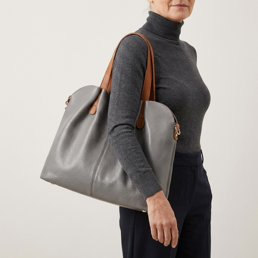 Alana Ledertasche mit Litchi-Prägung Grau getragen