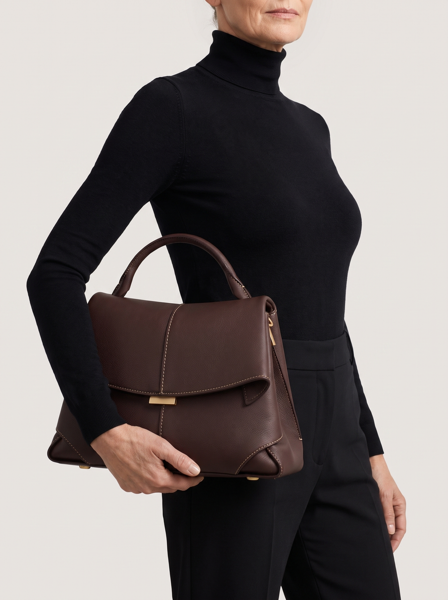 Elan Luxus-Ledertasche Bordeaux getragen