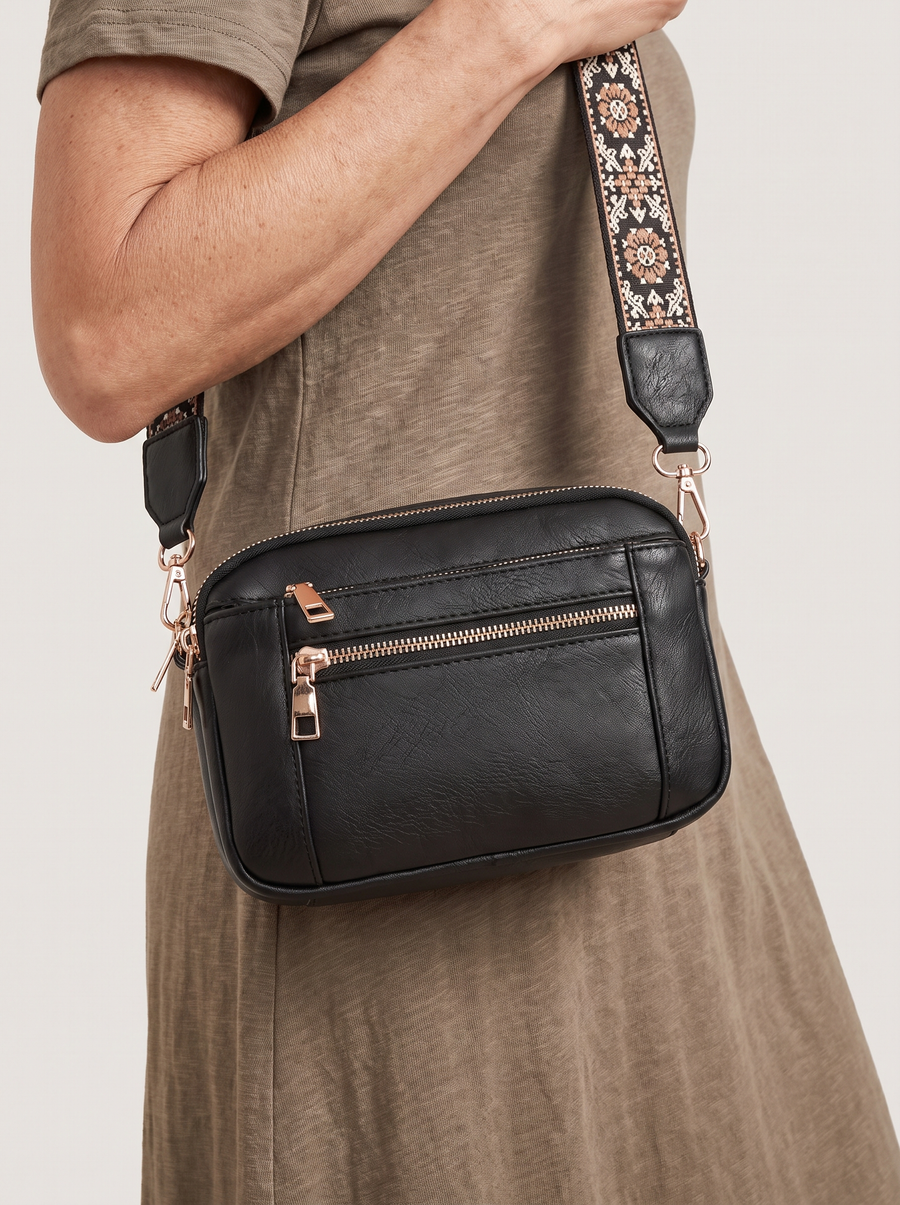 Elain Vegan-Leder Crossbody-Tasche Schwarz getragen
