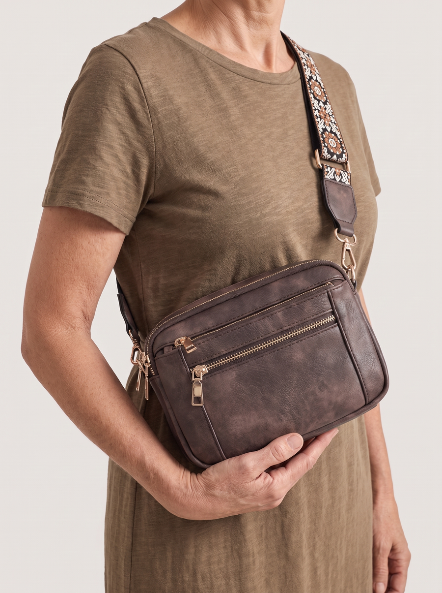 Elain Vegan-Leder Crossbody-Tasche Karamell getragen