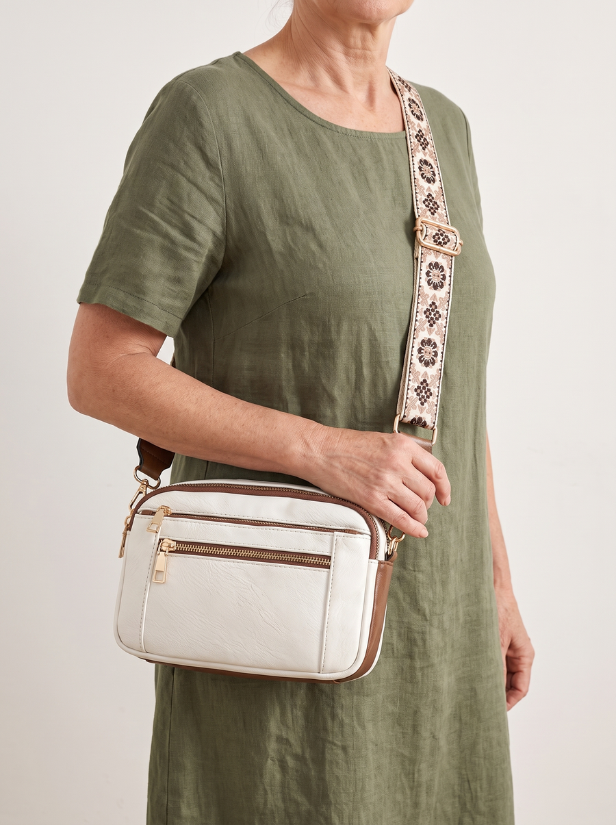 Elain Vegan-Leder Crossbody-Tasche Weiss getragen