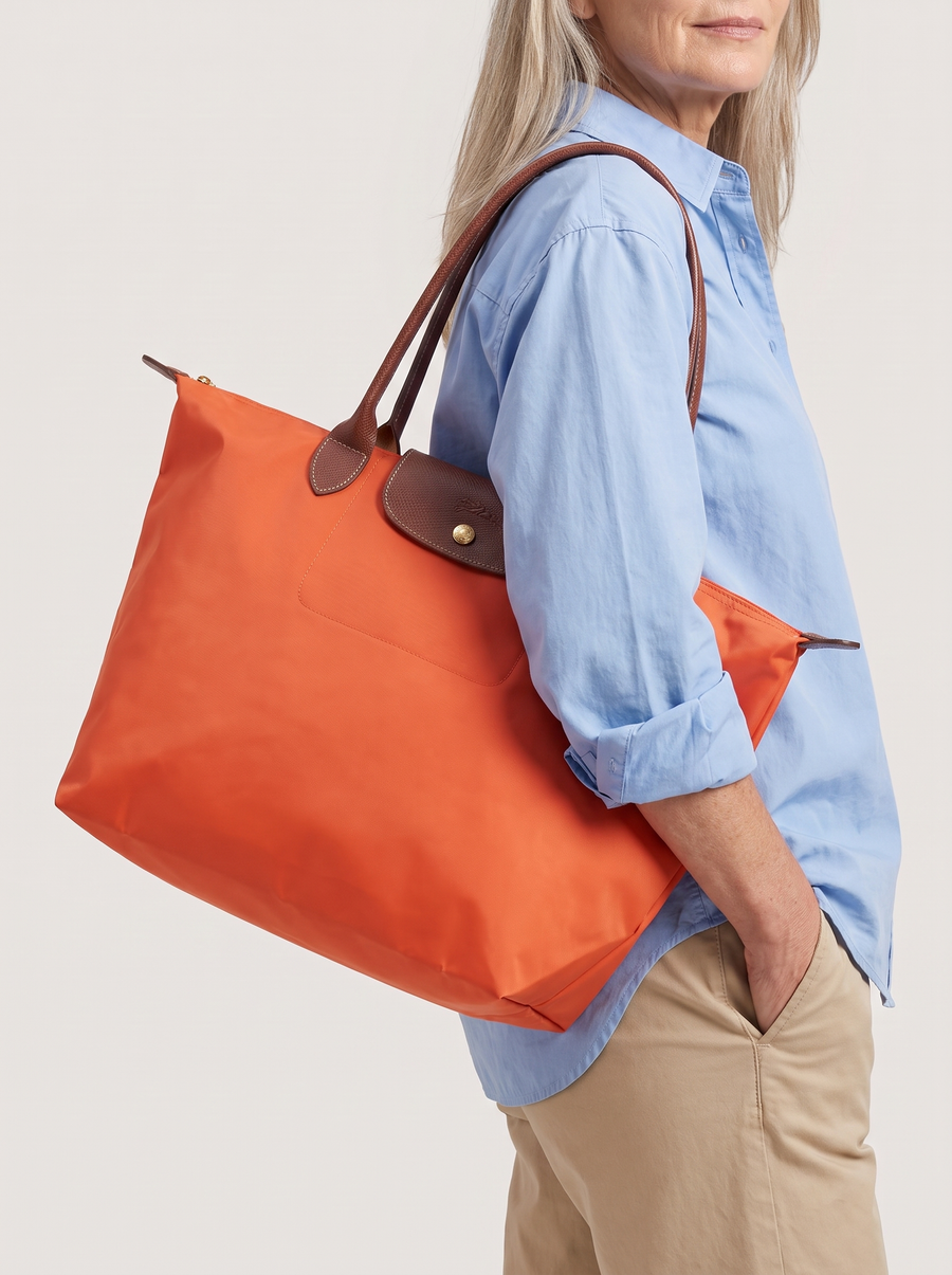 Tekka Schultertasche Orange getragen