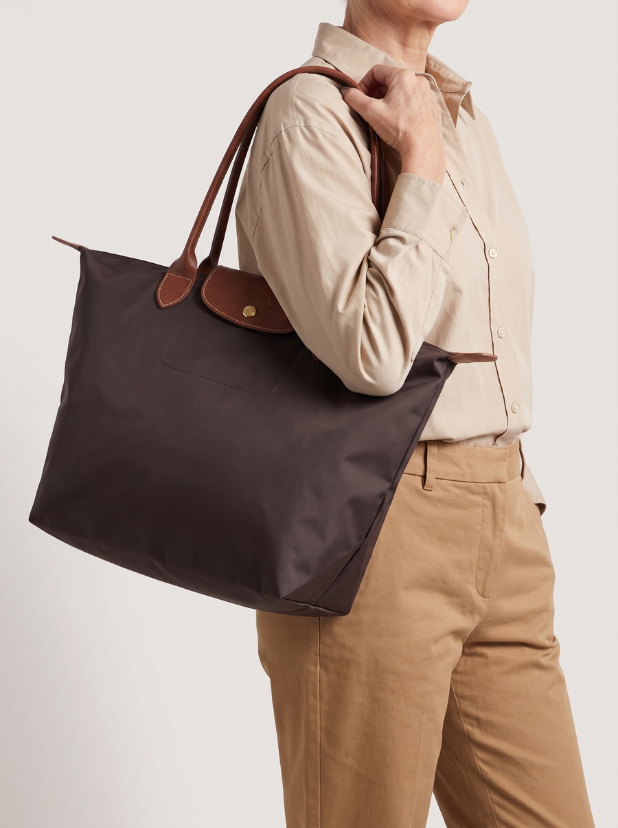 Tekka Schultertasche Braun getragen
